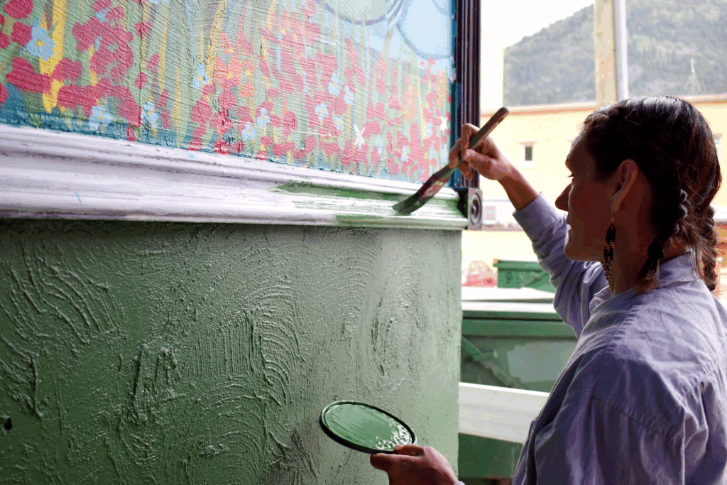Amber Santos painting
